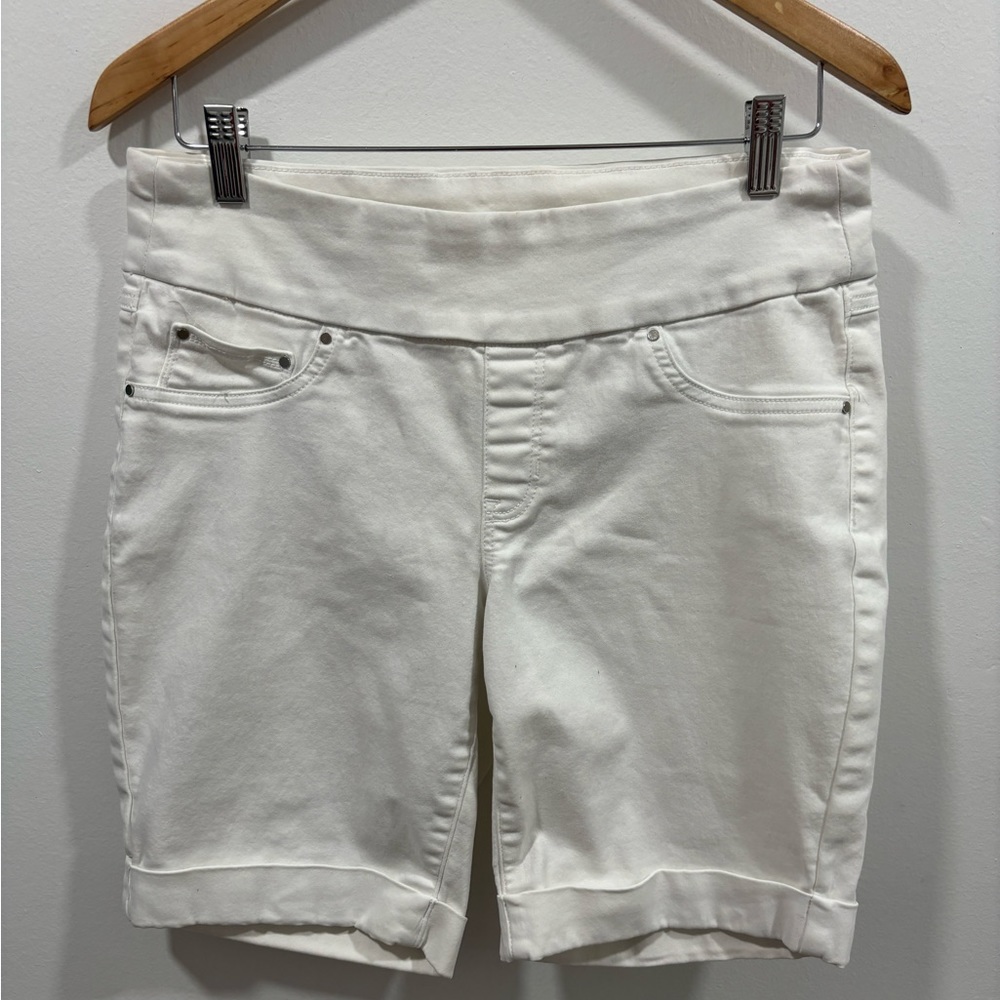 white shorts to go out, sports, hang out, casual wear, specific cut, church
